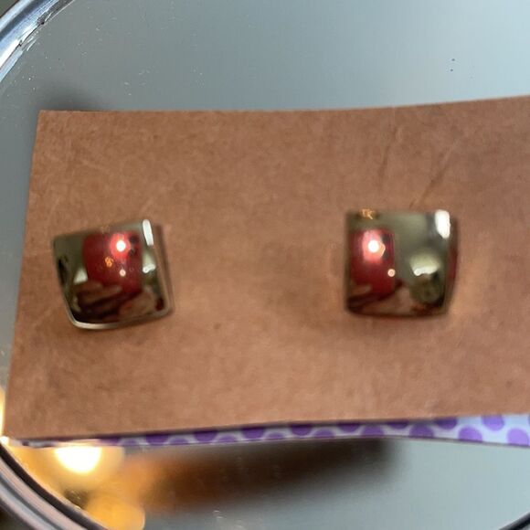 Two gold tone square tuxedo shirt studs - Picture 2 of 4